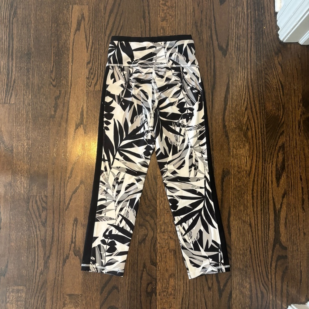 Old Navy Black and White Patterned Capris - Picture 6 of 6